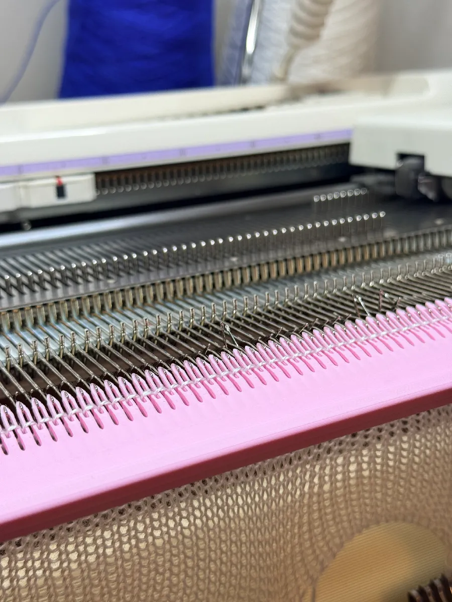 Parametrischer Deckerkamm (Garter Bar) für Strickmaschinen