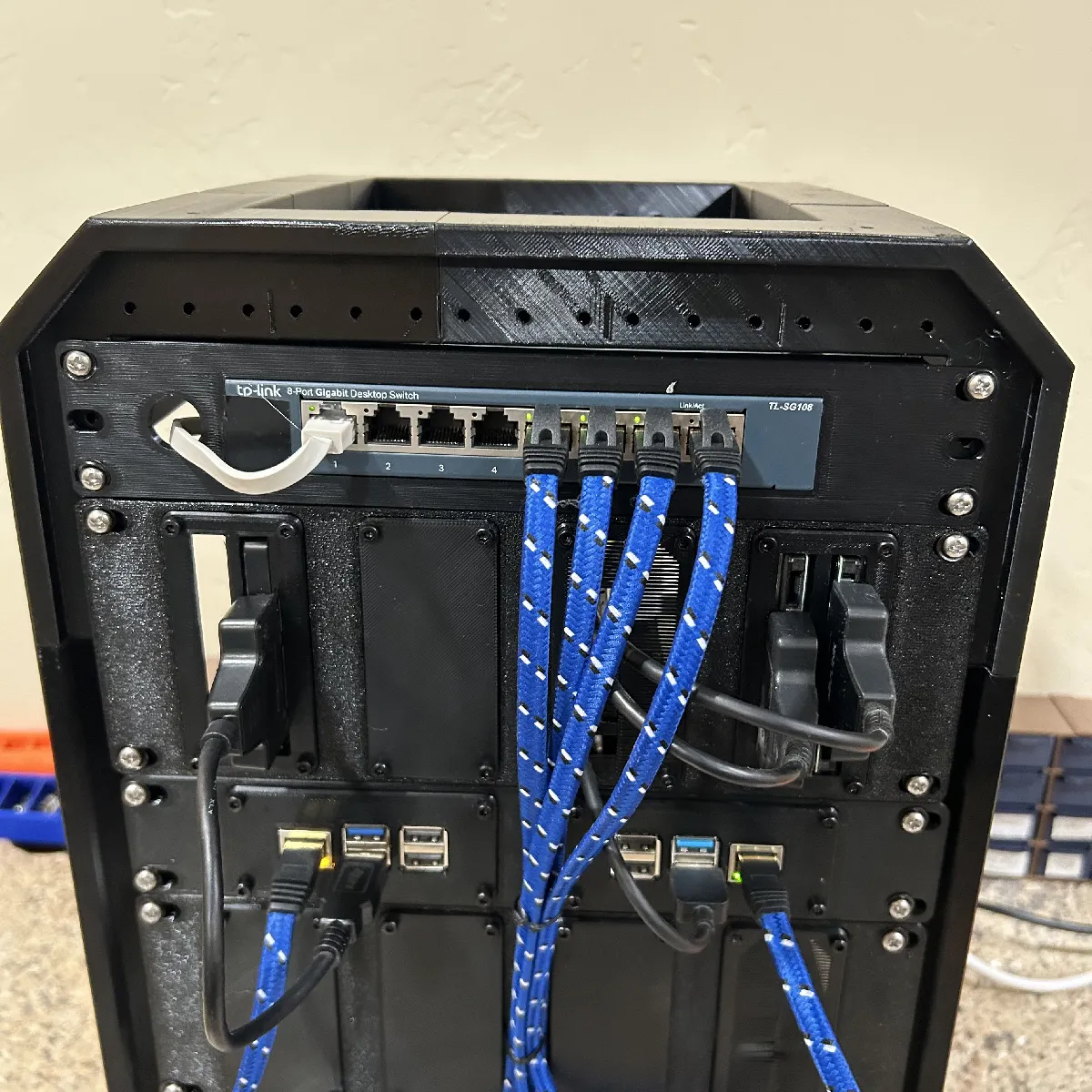 10" Mini-Rack Blende für TP-Link TL-SG108 mit Kabeldurchlass