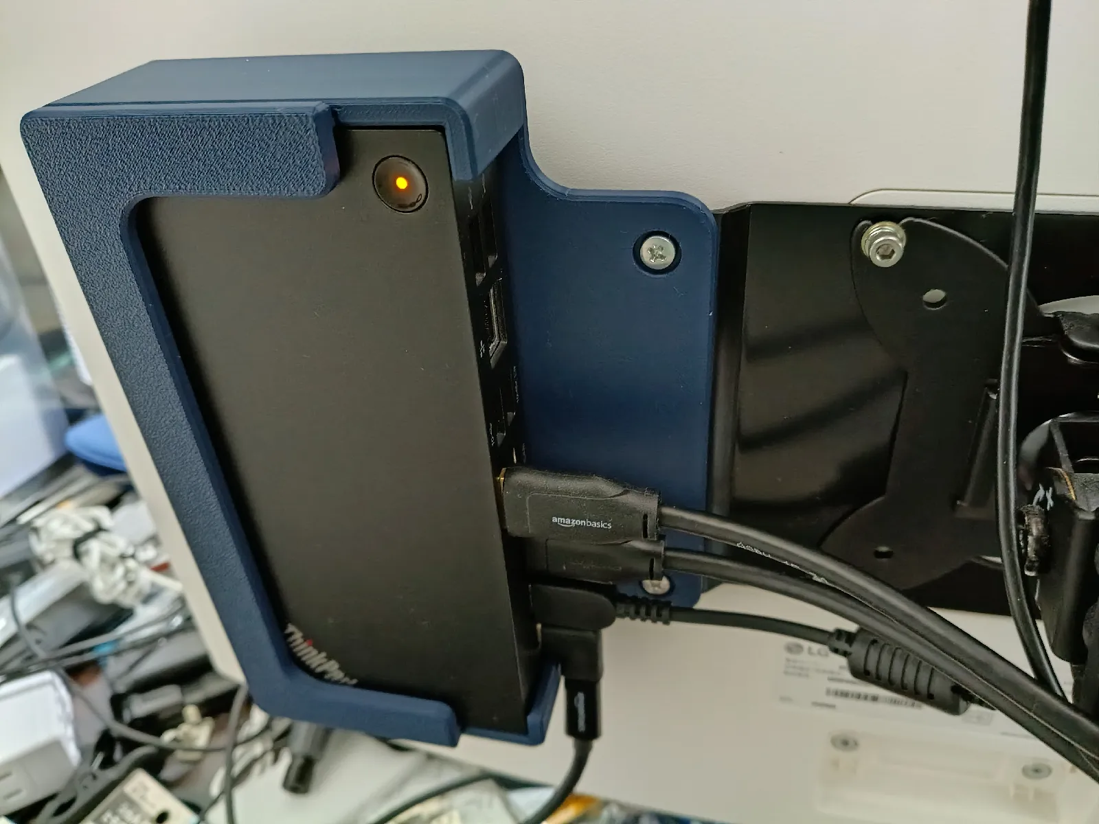 VESA Halterung für Lenovo ThinkPad USB-C Dock Gen2 (40AS) - image4 VESA Halterung für Lenovo ThinkPad USB-C Dock Gen2 (40AS) – Bild 4