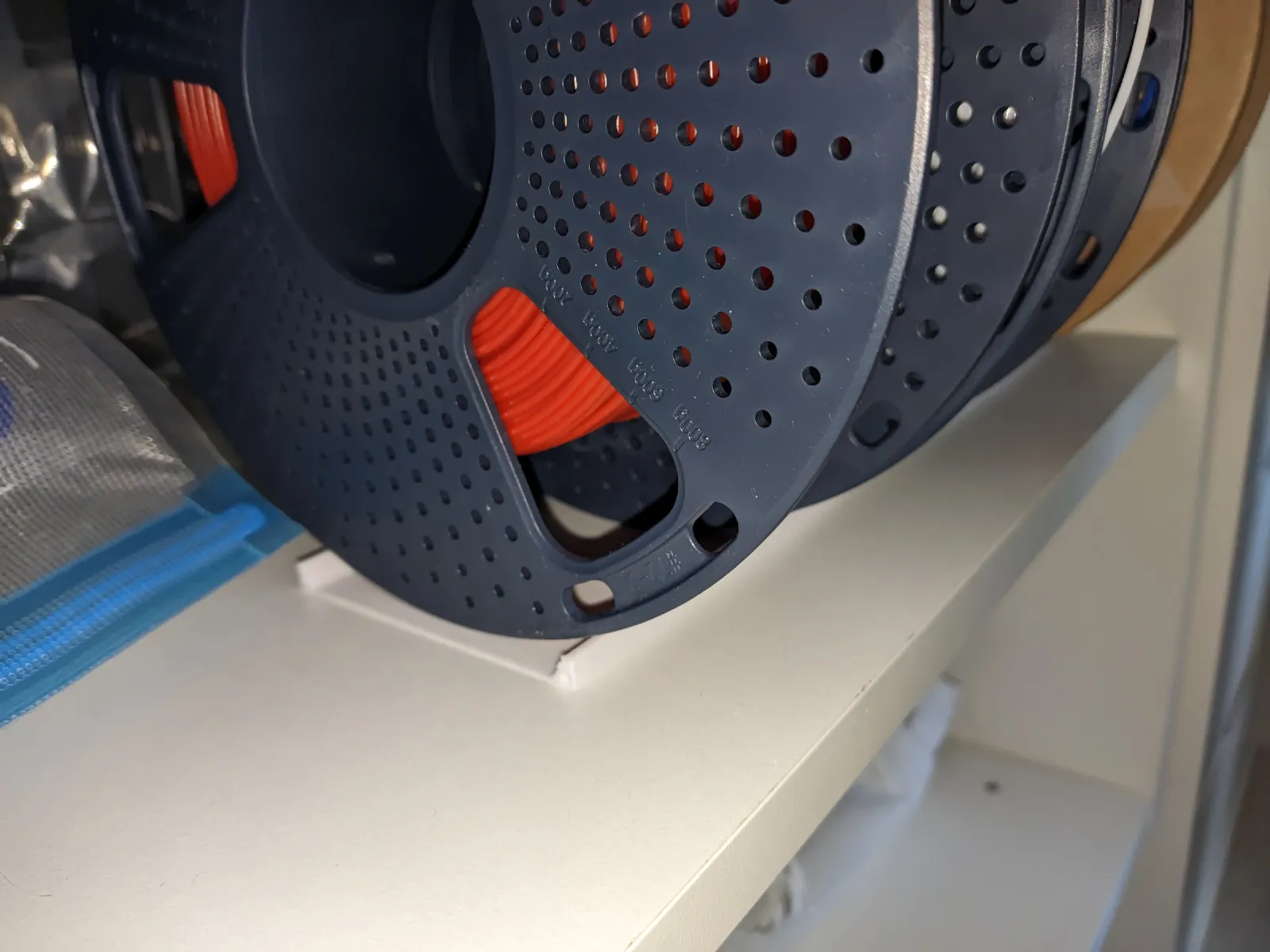 Minimalistisches Spulen-Regal-Rastersystem (Anti-Roll-Schiene)