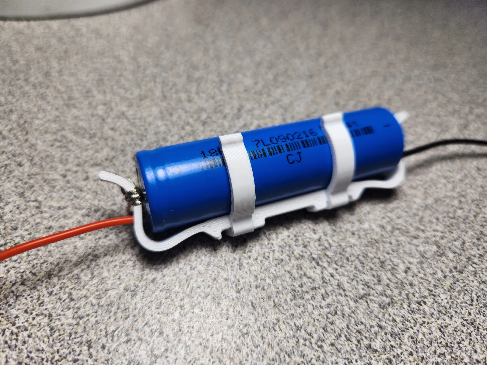 Minimalistischer 18650 Batteriehalter (Springy Design)