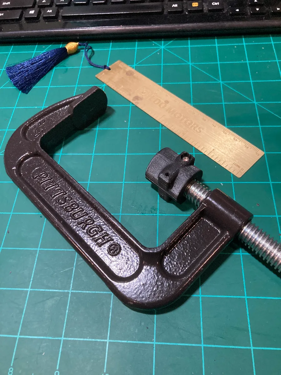 Schraubzwingen-Ritzel-Presshilfe (C-Clamp Stabilizer)