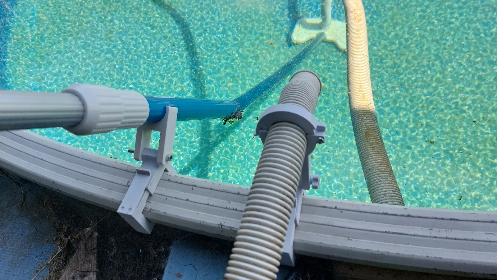 Universeller Halter für Azuro-Pools