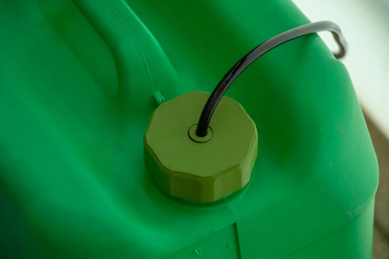 Wassertank-Deckel mit Schlauchführung