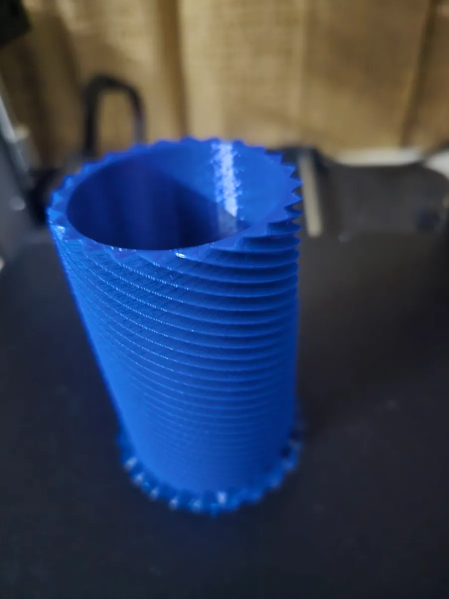 Spiral-Stiftehalter mit geometrischem Design