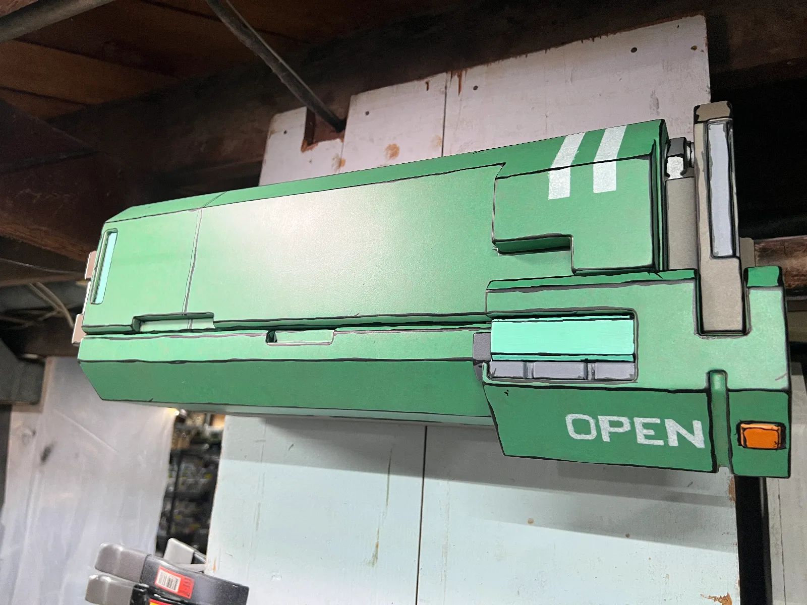 Gaming Overhead Locker – Dekorativer Wandorganizer mit Klappfach