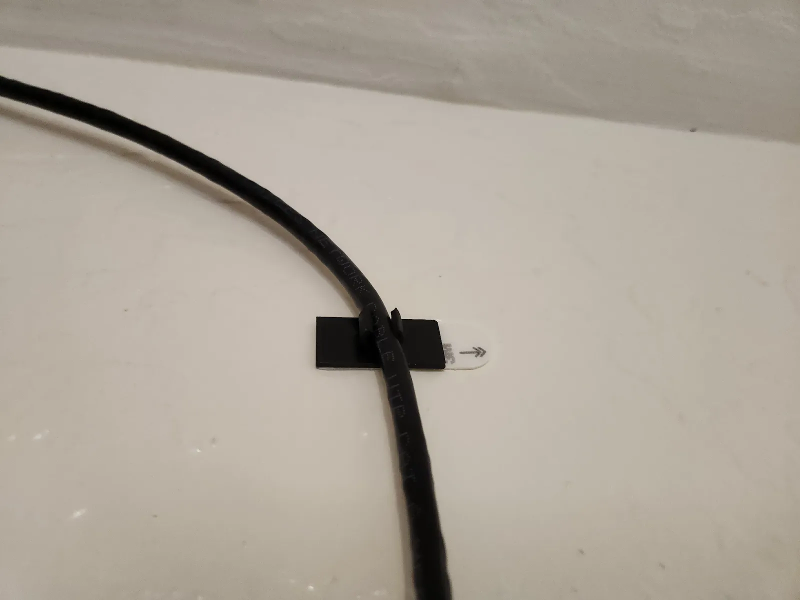 Kabelhalter zur Wandmontage – Sauberes Kabelmanagement ohne Bohren