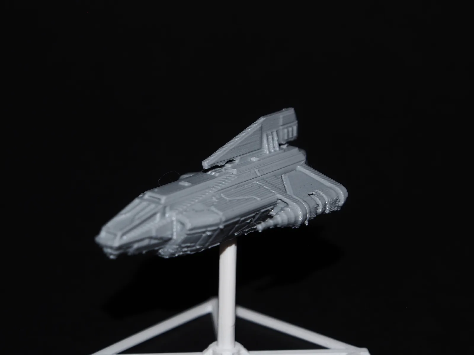 Science Fiction Shuttle Miniatur – Sammlermodell mit beweglichen Flügeln - image3 Science Fiction Shuttle Miniatur – Sammlermodell mit beweglichen Flügeln – Bild 7