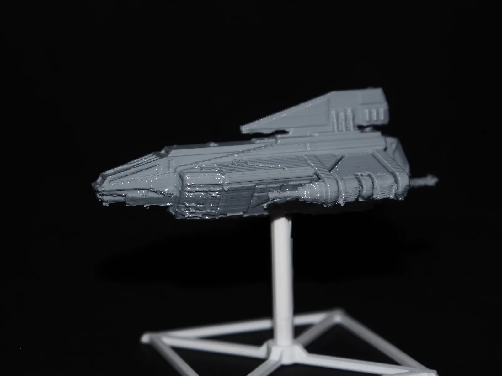 Science Fiction Shuttle Miniatur – Sammlermodell mit beweglichen Flügeln - image5 Science Fiction Shuttle Miniatur – Sammlermodell mit beweglichen Flügeln – Bild 9
