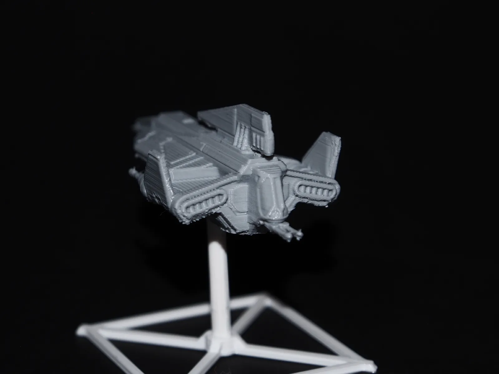 Science Fiction Shuttle Miniatur – Sammlermodell mit beweglichen Flügeln - image8 Science Fiction Shuttle Miniatur – Sammlermodell mit beweglichen Flügeln – Bild 12