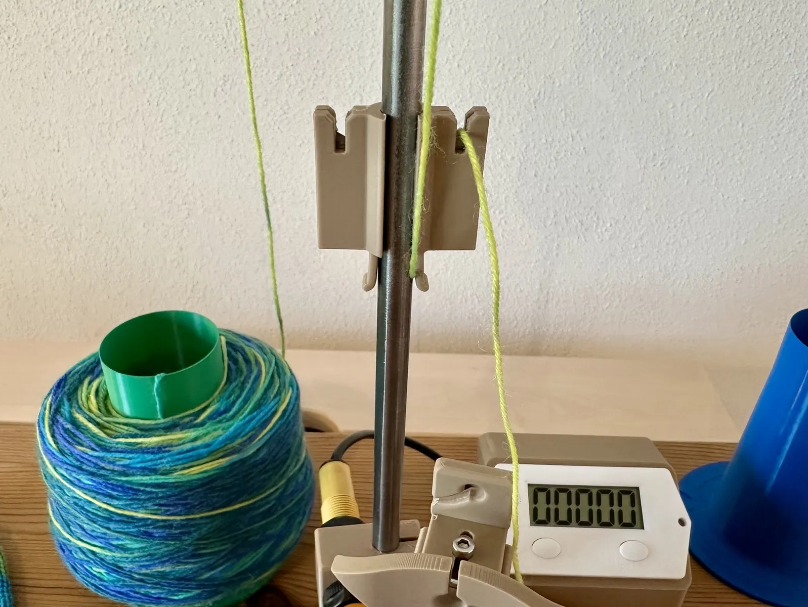 Garnhalter mit integriertem Fadenabschneider