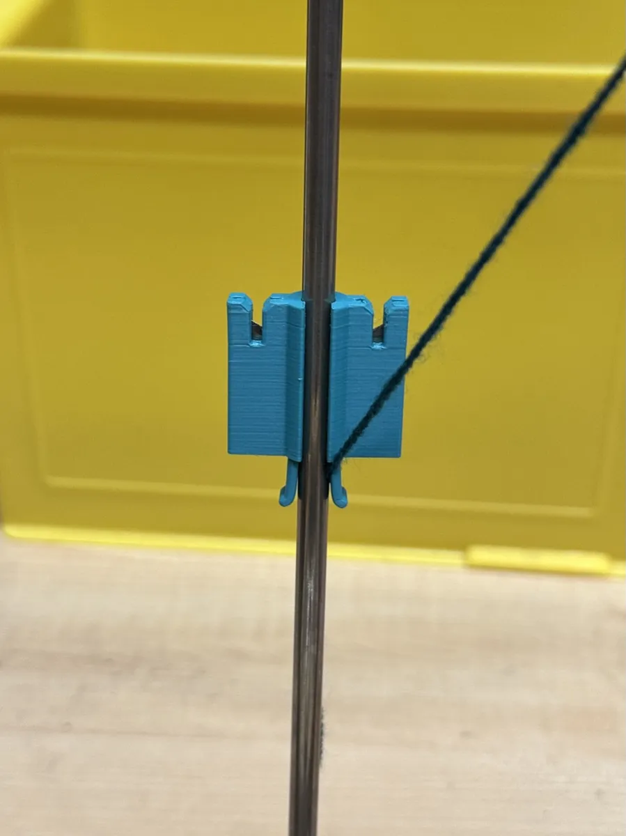 Garnhalter mit integriertem Fadenabschneider - image3 Garnhalter mit integriertem Fadenabschneider – Bild 3