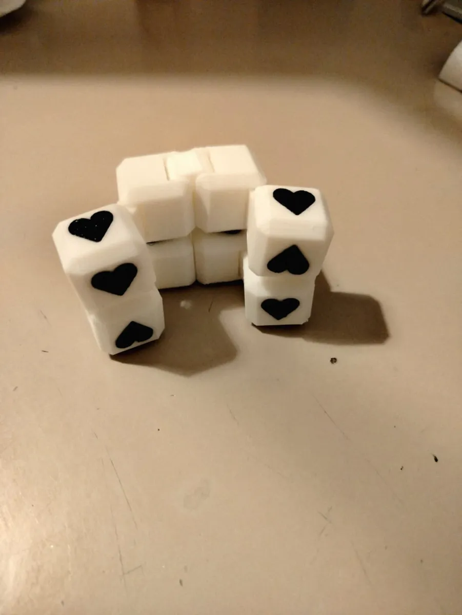 Infinity Würfel mit Herzmotiven