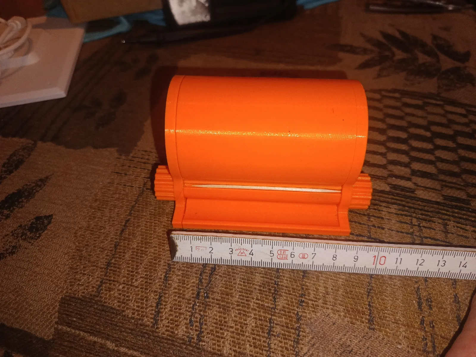 Zahnstocher Behälter mit Rollmechanismus