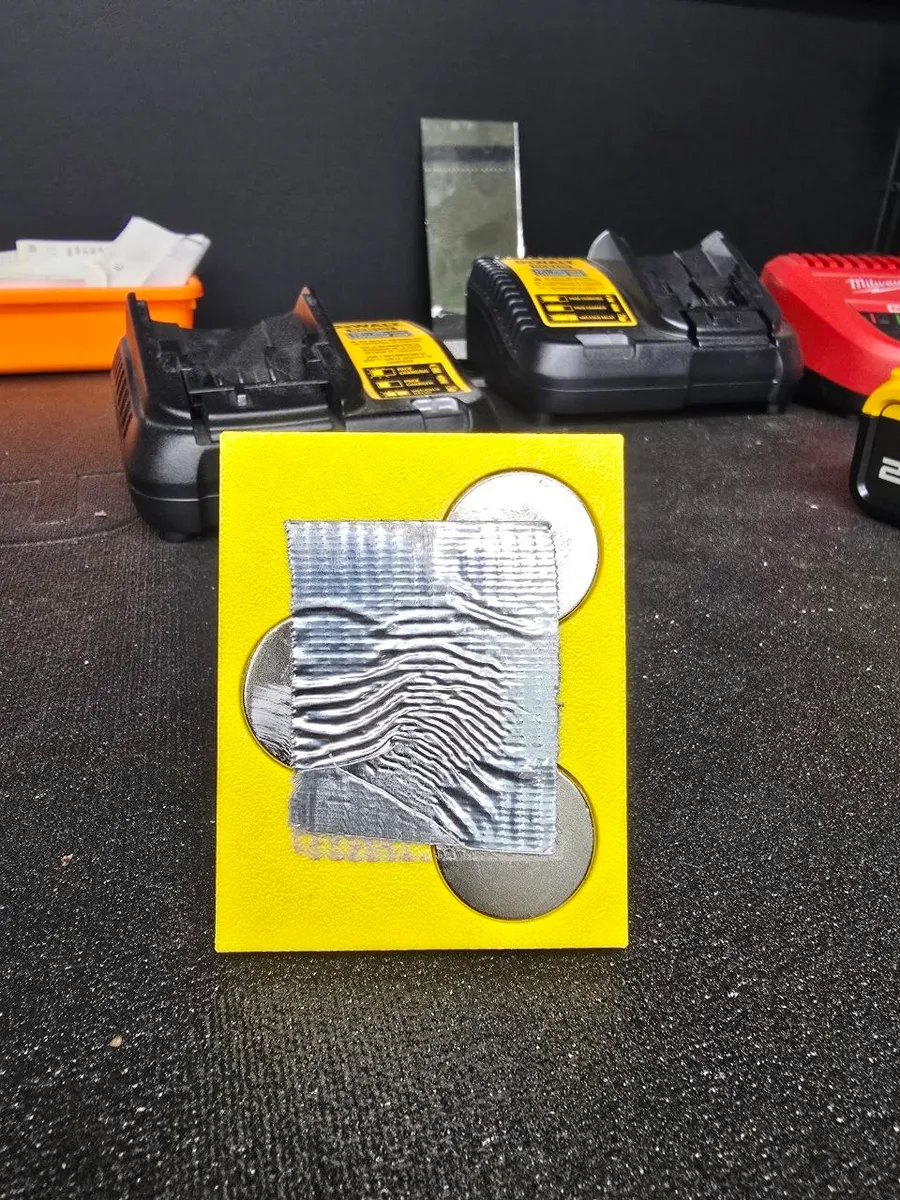 Magnetische Halterung für DeWalt 20V Akkus - image5 Magnetische Halterung für DeWalt 20V Akkus – Bild 5
