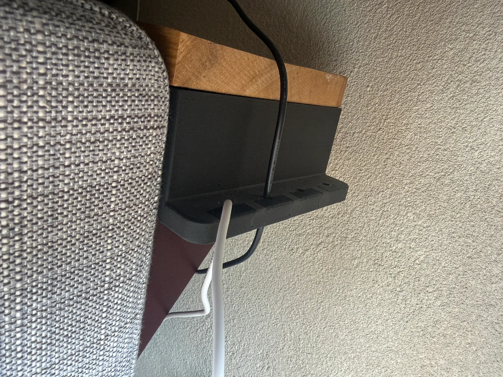 Kabel-Organizer mit abnehmbaren Blenden
