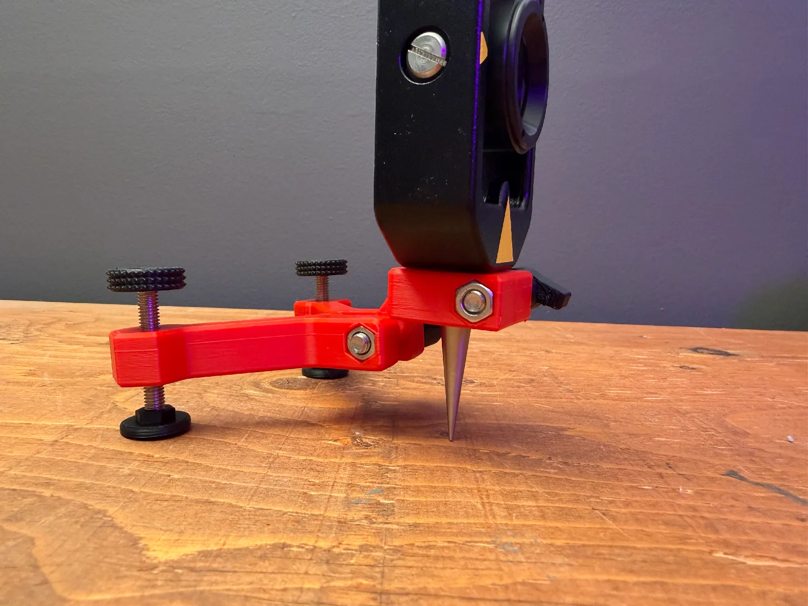 Peanut Prism Mini-Bipod - image4 Peanut Prism Mini-Bipod – Bild 4