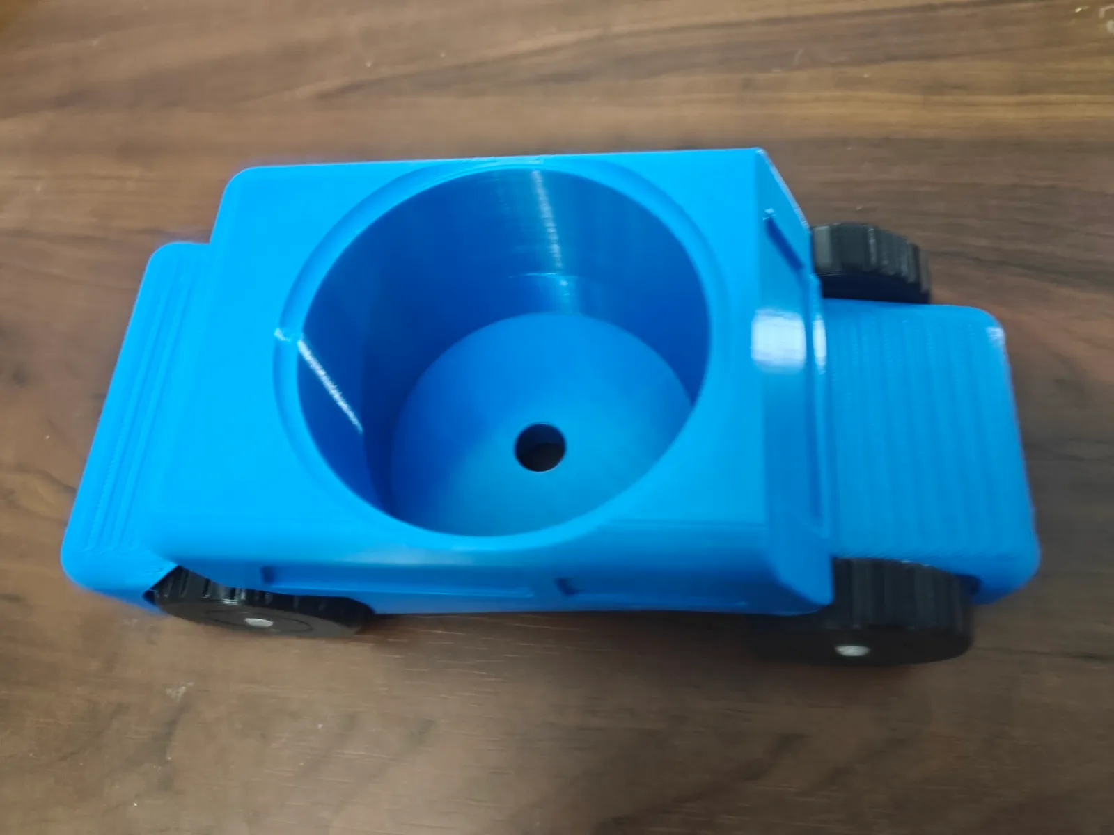 Rollbares Spielzeug-Coupé mit integriertem Getränkehalter