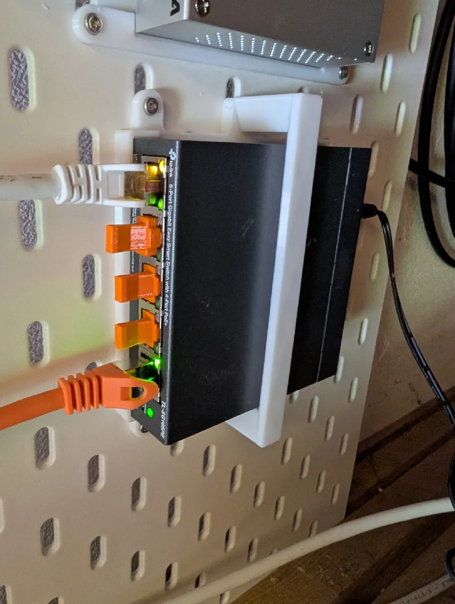 Skadis Halterung für TP-Link Netzwerk-Switch