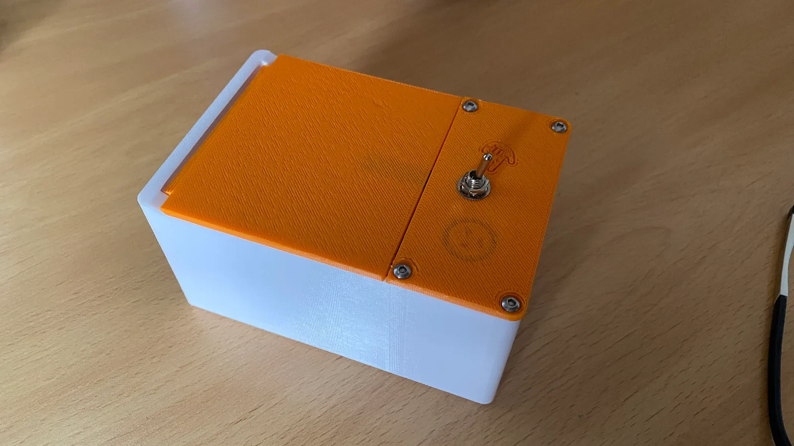 Useless Box mit Batteriebetrieb & LED