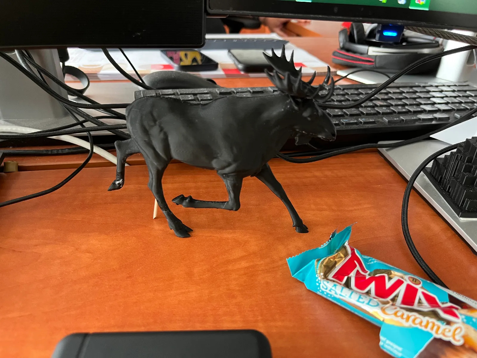 Laufender Elch als Tierfigur