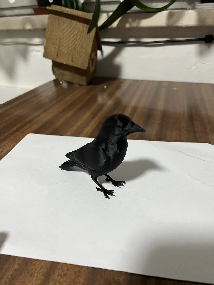 Krähe als detailreiche Tierfigur