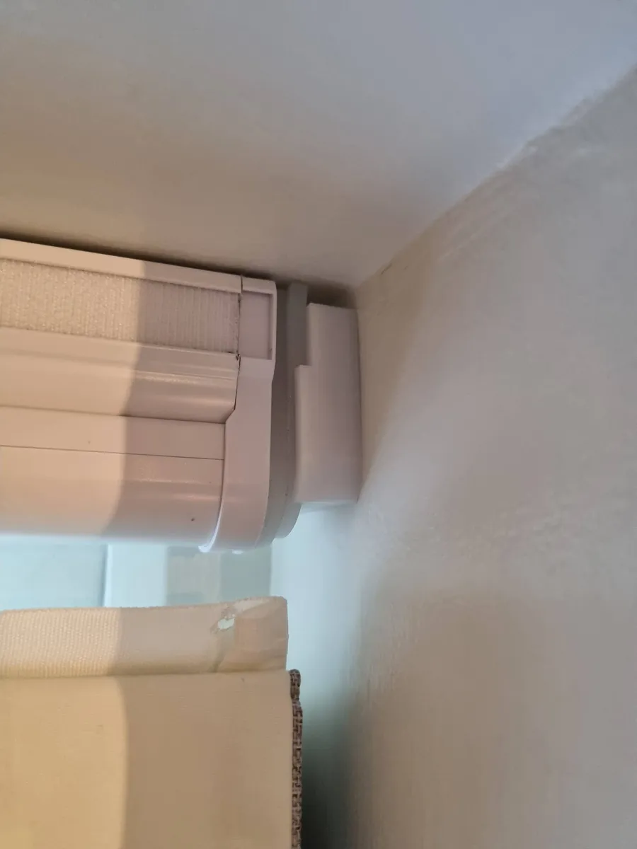 Montagehalter mit Abstandshalter für Rollladensysteme