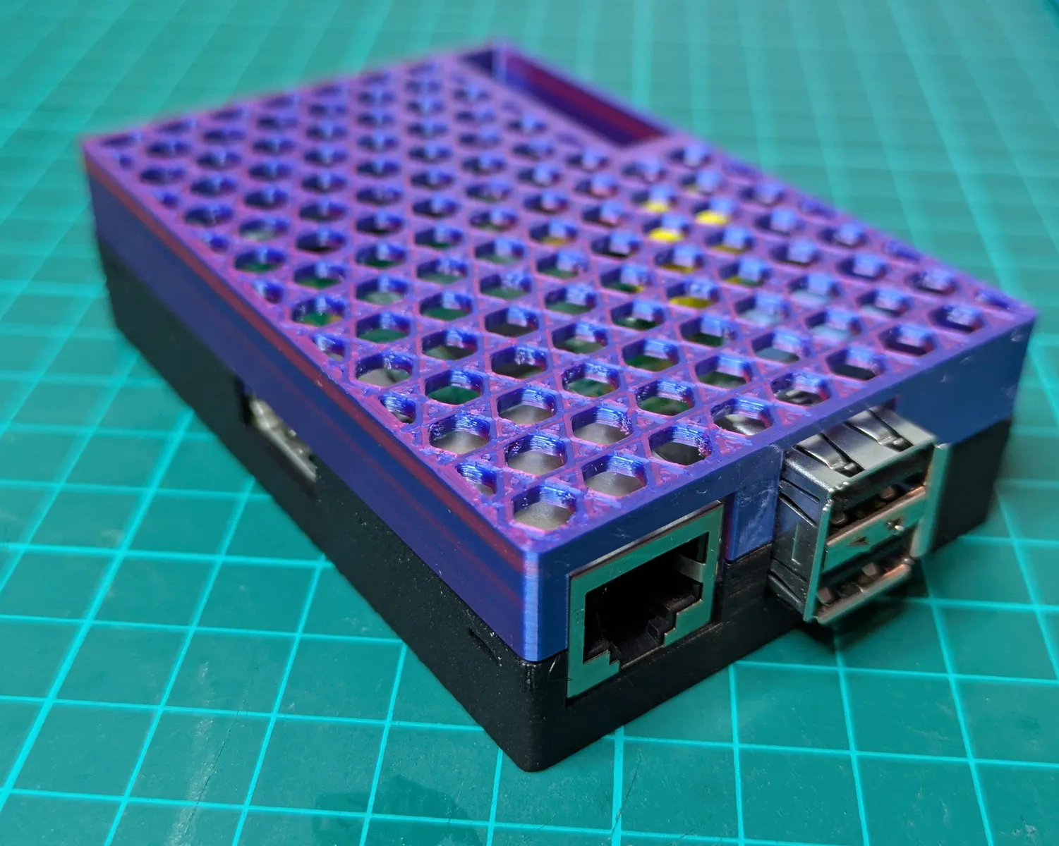 Raspberry Pi 1B Gehäuse mit Waben-Lüftungsschlitzen