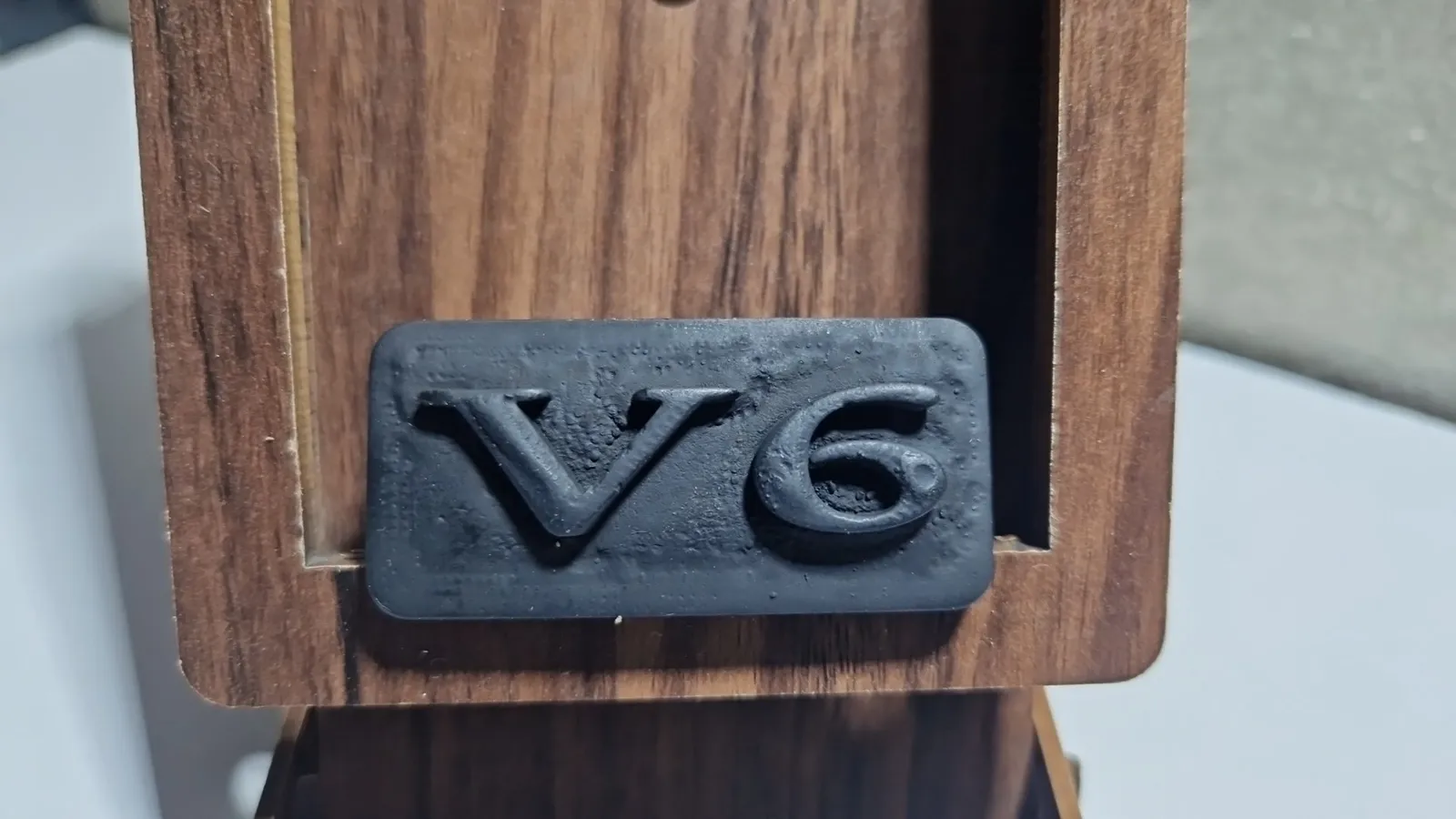Motorabdeckung Emblem Ersatzteil V6